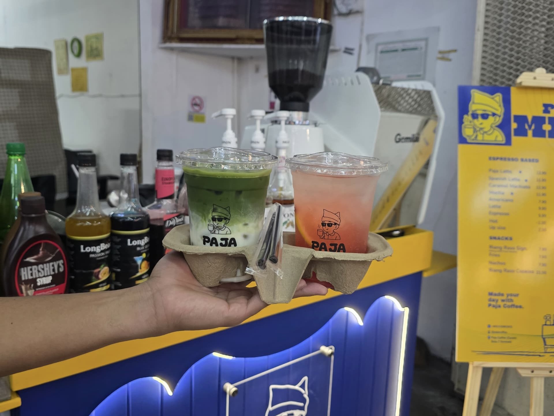 Matcha latte and strawberry mojito in a PajaCoffee drink carrier
